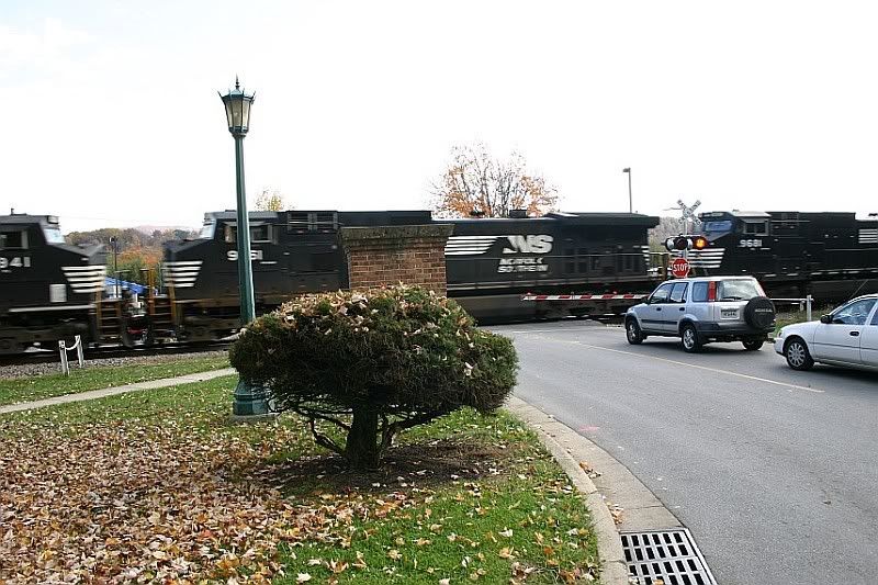 IMAGE: http://i126.photobucket.com/albums/p118/Photogear_2007/train2.jpg