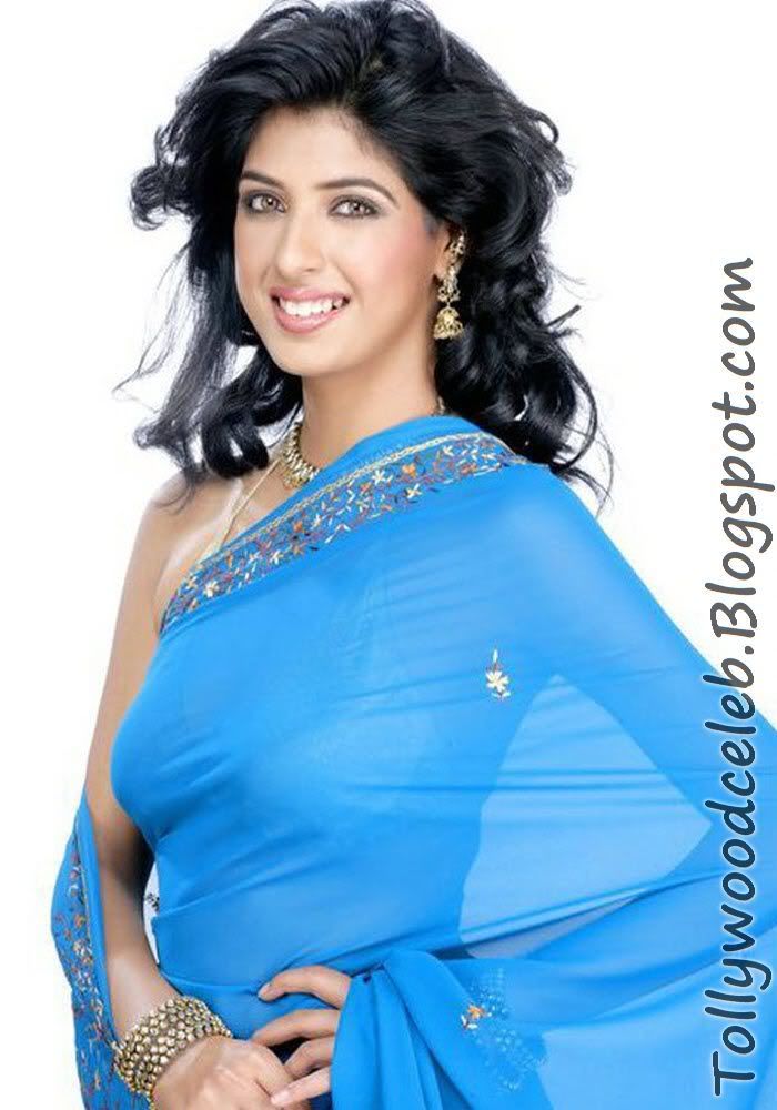 Aishwarya Sakhuja Armpit Show